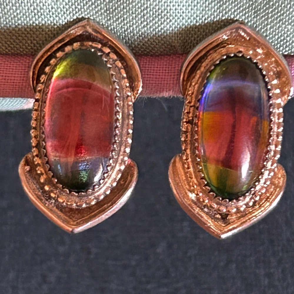 WHITING & DAVIS CO SIGNED VINTAGE OVAL RAINBOW GLASS CABOCHON GOLD CLIP EARRINGS